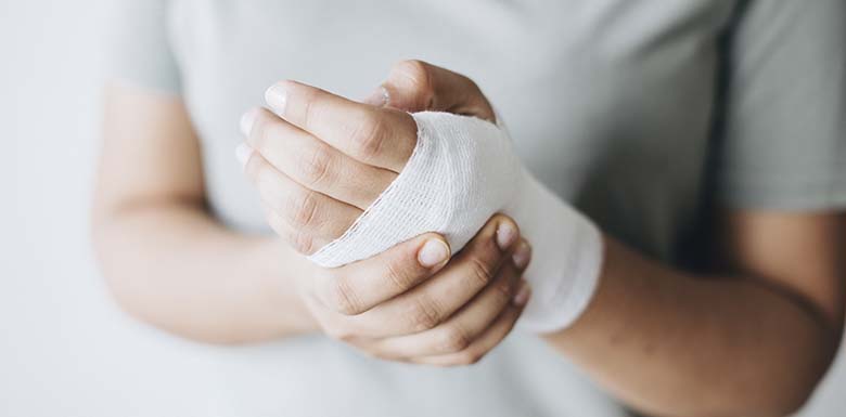 Hombre con la mano herida envuelta en vendas