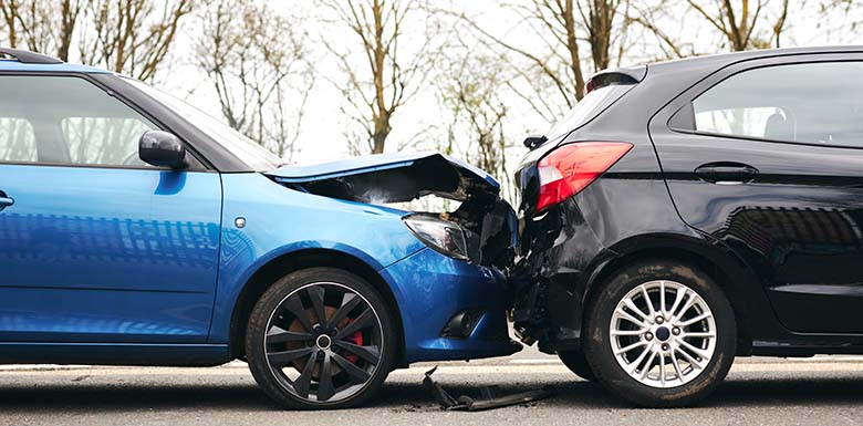 Un coche azul chocó contra la parte trasera de un todoterreno negro